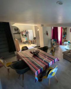 sala de estar con mesa y algunas sillas en Maison de 3 chambres avec jardin clos et wifi a Dreux, en Dreux