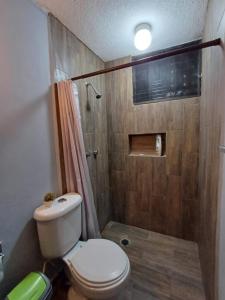 uma casa de banho com um WC e um chuveiro em Casa Las Palmas em Cancún