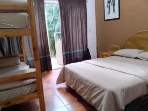Katil atau katil-katil dalam bilik di Rosebank Lodge & Backpacker +7 gambar