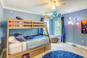 ブラック・マウンテンにあるBlack Mountain Retreat with Hot Tub and Mountain Viewsの二段ベッドと青い壁のある子供部屋