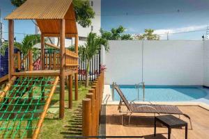 uma piscina com um gazebo e um baloiço em Coração de Boa Viagem em Recife