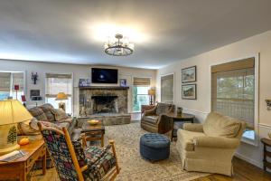 uma sala de estar com mobiliário e uma lareira em 36-Acre Scaly Mountain Tranquility Lodge em Scaly Mountain