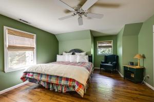 um quarto verde com uma cama e uma ventoinha de tecto em 36-Acre Scaly Mountain Tranquility Lodge em Scaly Mountain