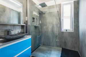 La salle de bains est pourvue d'un lavabo et d'une douche en verre. dans l'établissement Unique, à Eger