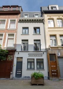 Un bâtiment blanc avec un panneau. dans l'établissement R73 Apartments by Domani Hotels, à Anvers
