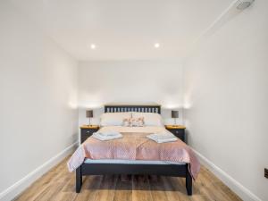 1 dormitorio con 1 cama y 2 mesitas de noche en Cleggan Pierside Apt 1 en Cleggan