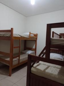 Zimmer mit 2 Etagenbetten und einem Spiegel in der Unterkunft Rancho peixe grande in Sao Miguel do Araguaia