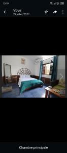 une photo d'une chambre avec un lit et une table dans l'établissement Résidence Callens, à Kribi