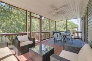 eine abgeschirmte Veranda mit einem Tisch und Stühlen in der Unterkunft Raleigh Home with Screened Porch 8 Mi to Downtown! in Raleigh