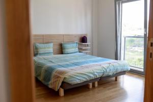 Postel nebo postele na pokoji v ubytování Lisbon Brown Cozy Apartment