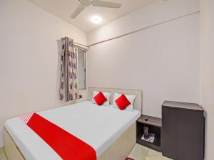 蘭契的住宿－OYO Flagship Sona Residency，一间卧室配有一张床和电视
