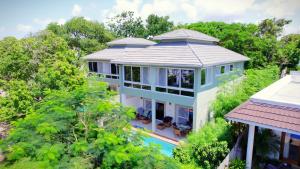 una vista aérea de una casa con piscina en The Pool House & The Colobus House, Bella Seaview, Diani Beach, Kenya, en Diani Beach