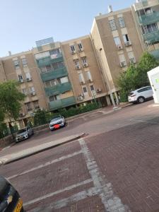 El barrio en el que está el departamento o un barrio cercano