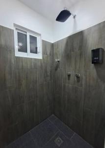 a bathroom with a shower with a window at lugar para descansar210 in Fortín de las Flores