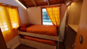 um quarto com um beliche e uma janela em Cabañas Kuky em San Carlos de Bariloche