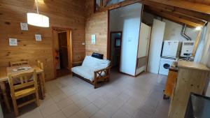 um quarto com uma cozinha e uma sala de estar em Cabañas Kuky em San Carlos de Bariloche