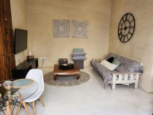 sala de estar con sofá y mesa en Harbour Delight & Harbour Comfort, en Ciudad del Cabo