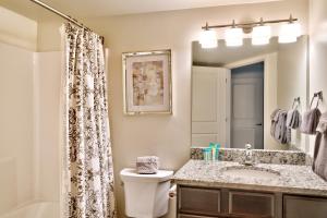 y baño con aseo, lavabo y ducha. en 2G New Moab RedCliff Condo, Pool & Hot Tub en Moab