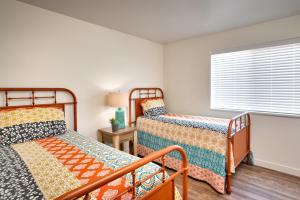 1 dormitorio con 2 camas y ventana en 2G New Moab RedCliff Condo, Pool & Hot Tub, en Moab