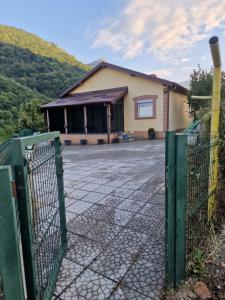 una valla frente a una casa con un edificio en Villa Rina, en Bitola