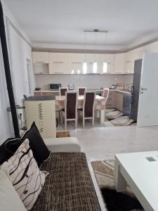 sala de estar y cocina con sofá y mesa en Villa Rina, en Bitola