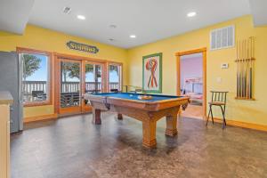 Una mesa de billar en 1528 - Sound and Color by Resort Realty