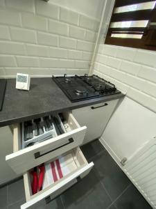 une cuisine avec une cuisinière sur un comptoir dans l'établissement VD Apartament 2, à Constanţa 5 autres photos