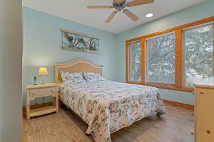 Una cama o camas en una habitación de 1528 - Sound and Color by Resort Realty