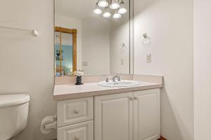 Un baño de 1528 - Sound and Color by Resort Realty