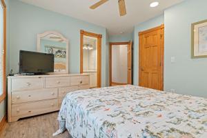 Una cama o camas en una habitación de 1528 - Sound and Color by Resort Realty