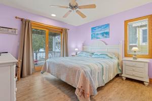 Una cama o camas en una habitación de 1528 - Sound and Color by Resort Realty