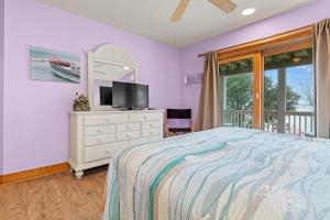 Una cama o camas en una habitación de 1528 - Sound and Color by Resort Realty