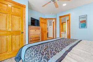 Una cama o camas en una habitación de 1528 - Sound and Color by Resort Realty