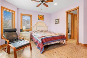 Una cama o camas en una habitación de 1528 - Sound and Color by Resort Realty