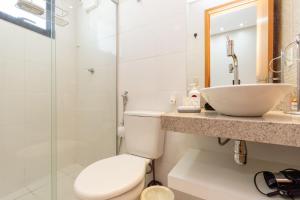 uma casa de banho com um lavatório, um WC e um chuveiro em Conforto e Praticidade no Alto da Glória ESP2906 em Goiânia