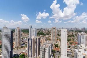 una vista aérea de una ciudad con edificios altos en Conforto e Praticidade no Alto da Glória ESP2906 en Goiânia