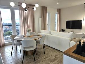 Ruang duduk di URBAN APARTMENTS LUXURY SKYLINE Sokolska Towers 30A City Center, 2 garages, gym and sauna, IMPREZY ZAKAZANE PARTIES PROHIBITED