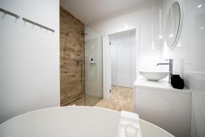 Phòng tắm tại URBAN APARTMENTS LUXURY SKYLINE Sokolska Towers 30A, 2 Free Garages, Gym & Sauna, Self Check-in +24 ảnh