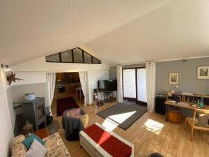 ein Wohnzimmer mit einem Sofa und einem Tisch in der Unterkunft Erichshagener Ferienlaube in Erichshagen