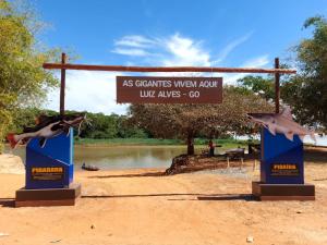 Un signo que dice como criaturas cuando nadas con ayudas en Rancho peixe grande, en Sao Miguel do Araguaia