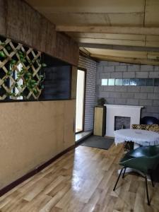 久姆里Second Floor的带桌子和壁炉的客厅