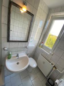 Koupelna v ubytování Monteur und Ferienwohnung THMS 14 R + 14 fotografií