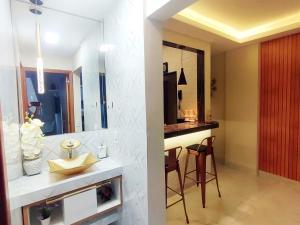 cocina y baño con fregadero y barra. en AP Top na Praia da Costa, en Vila Velha 83 fotos más