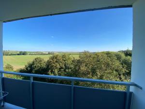 een balkon met een blauw hek en bomen bij Monteur und Ferienwohnung THMS 14 R 