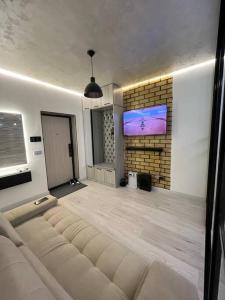 TV a/nebo společenská místnost v ubytování Canadian Loft Style Condo Unit