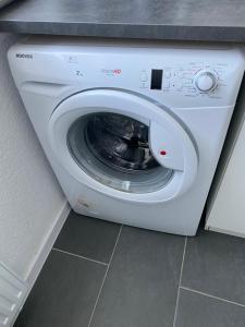una lavadora blanca en una habitación en Monteurwohnung und Ferienwohnung TMS 18 O, 
