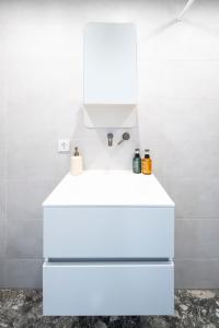 y baño con lavabo blanco y espejo. en New Family top floor apartment Utopia 10min to Rotterdam central city app5, en Schiedam