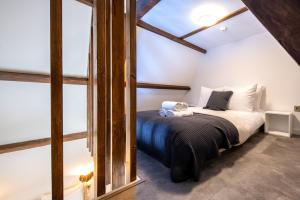 um quarto com uma cama e uma janela em New Family top floor apartment Utopia 10min to Rotterdam central city app5 em Schiedam