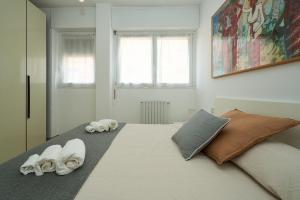 a bedroom with a bed with towels on it at [Design House] A/C WIFI 20 minutes from DUOMO in Milan