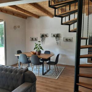una sala da pranzo con tavolo e sedie di Holiday home Dani a Bihać
